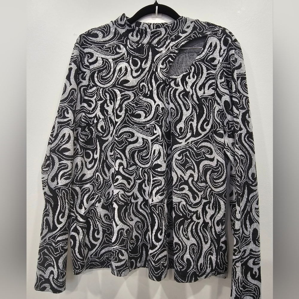 Black and White Swirl Pattern Women's Top